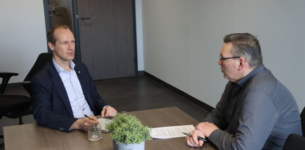 Menno Logmans (l.), Area Sales Manager bei Hosokawa Micron, im Gespr&auml;ch mit Patrick Kok, technischer Leiter bei PlastChem.
