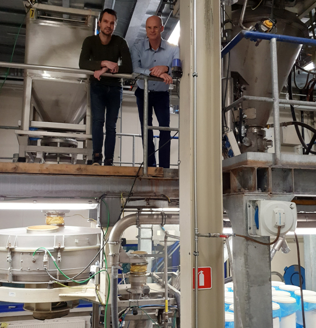Stefan van Rienen (l.) und Berthram Mak (r.) an einer Mischanlage im Testzentrum von Hosokawa Micron in Doetinchem