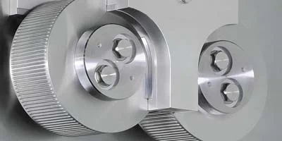 Maschinen der Kompaktierungstechnik für die Verdichtung von Pulver zu körnigen Schüttgütern.