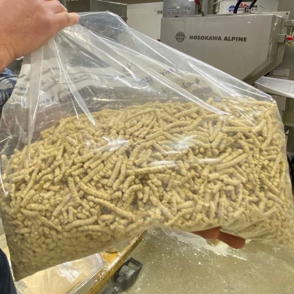 Extrudierte pflanzliche Proteinprodukte aus trockenfraktionierten Proteinzutaten