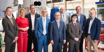 Japanischer Botschafter besucht Hosokawa Micron